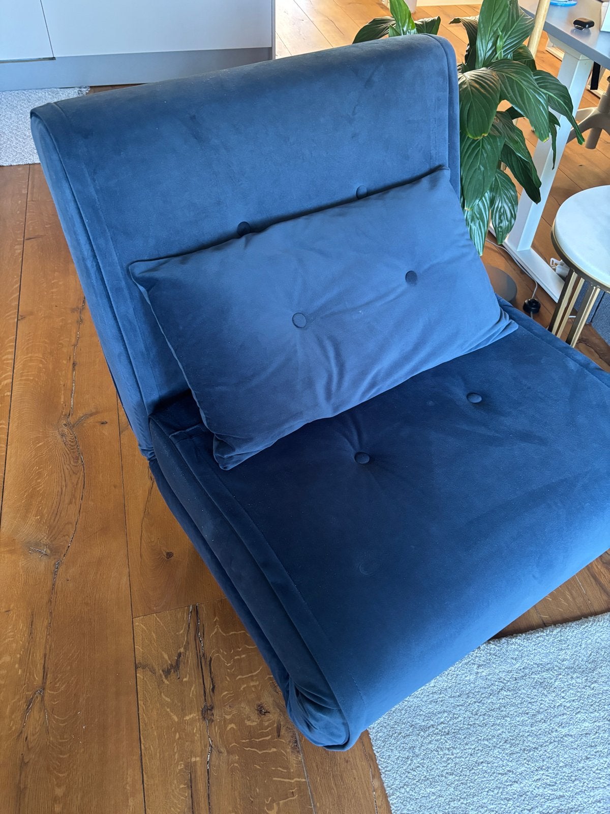 MADE. com Haru slaapfauteuil / vouwbed – Donkerblauw fluweel, Ophalen, Eenpersoons, Zo goed als nieuw, Minder dan 150 cm