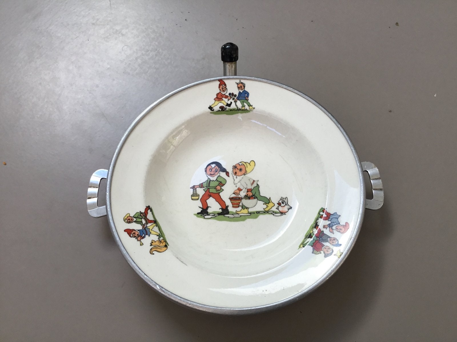 Vintage warmhoud kinderbord met dwergen en aluminium houder, Ophalen