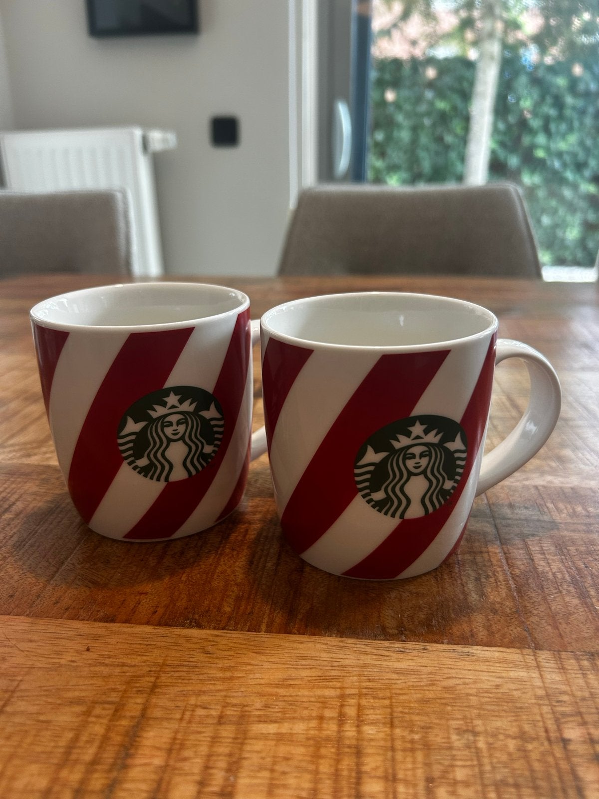 Starbucks Kerstmokken - Set van 2 - Rood/Wit gestreept, Overige typen, Ophalen of Verzenden, Zo goed als nieuw, Steen/keramiek