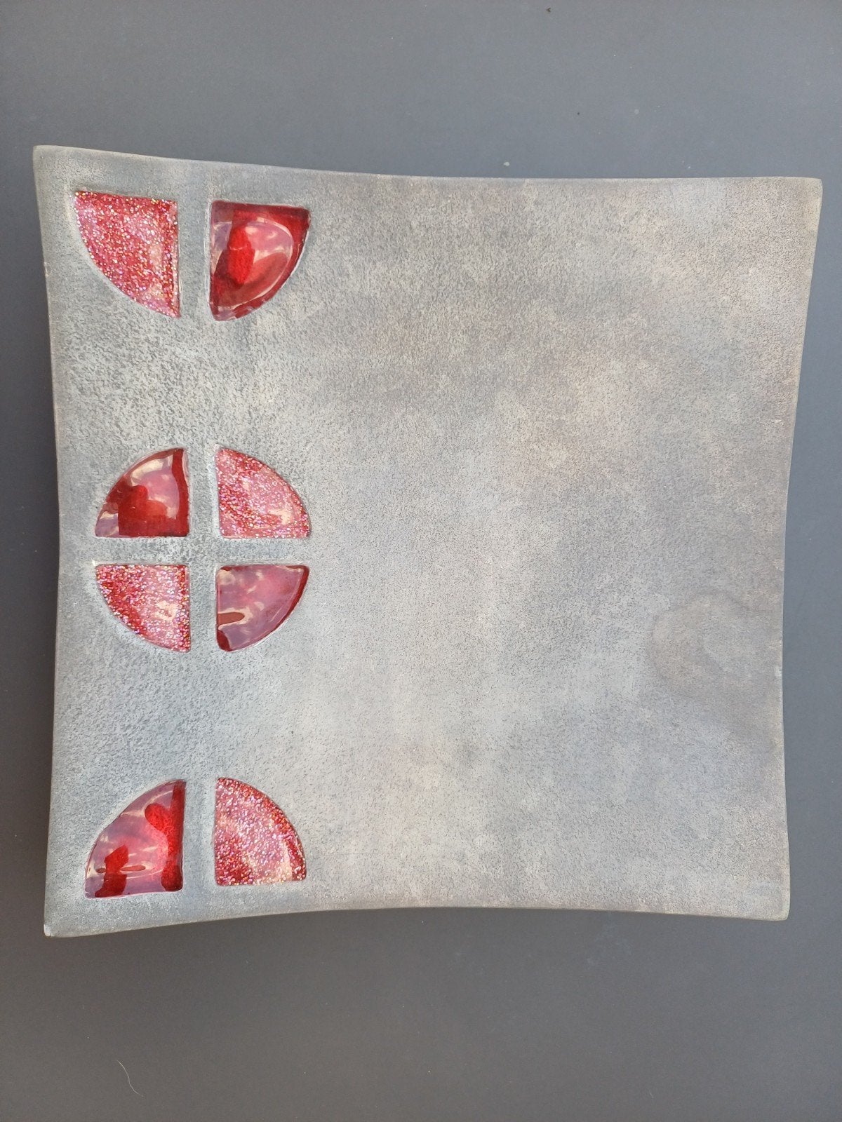Decoratieve schaal met rode glasaccenten, Antiek en Kunst, Ophalen of Verzenden