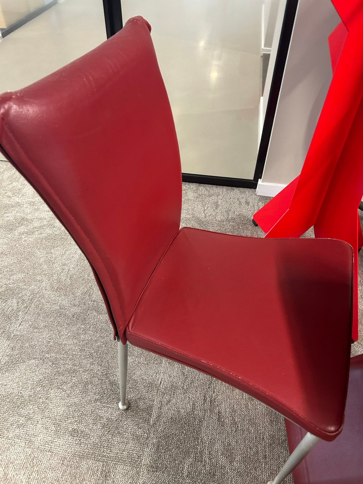 Twee rode leren stoelen - gebruikt met zichtbare sporen, Ophalen, Gebruikt, Twee, Leer