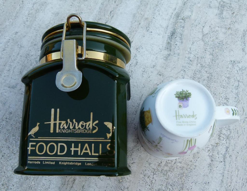 London The Place To Be HARRODS Food Container Mokken K + S, Nieuw, Ophalen of Verzenden, Wedgwood, Porselein