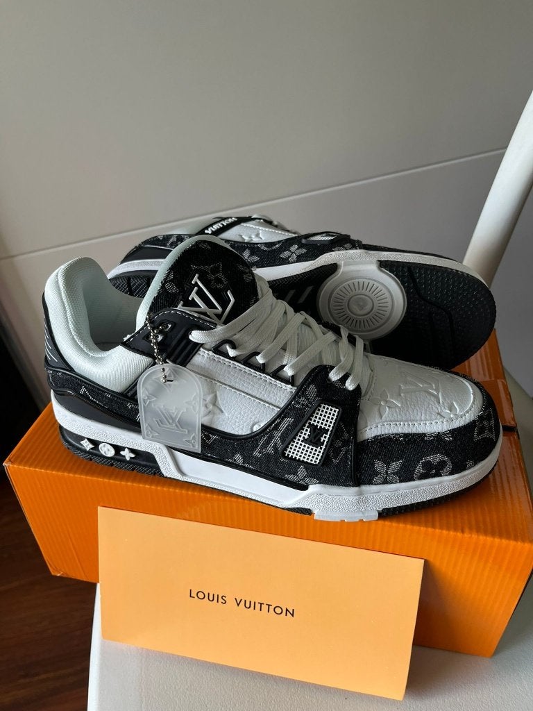 Louis Vuitton Trainer Zwart – Maat 43, Zwart, Ophalen of Verzenden, Louis Vuitton, Sneakers of Gympen