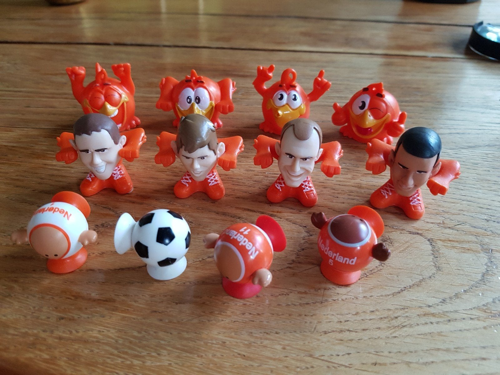 12 Voetbal poppetjes en vogeltjes, voetbal, oranje, WK, EK., Ophalen of Verzenden, Nieuw