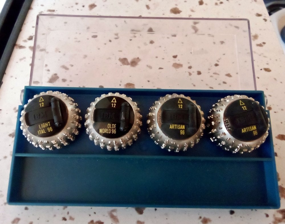 4 originele IBM typemachine bolletjes in opbergbakje, Diversen, Typemachines, Ophalen, Nieuw