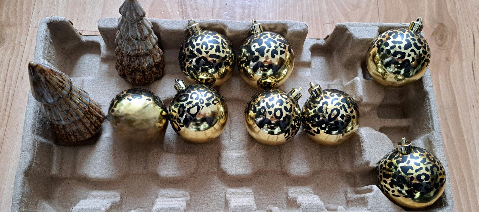 mooie kerstballen goudkleurig met zwarte panterprint opdruk, Ophalen of Verzenden, Nieuw
