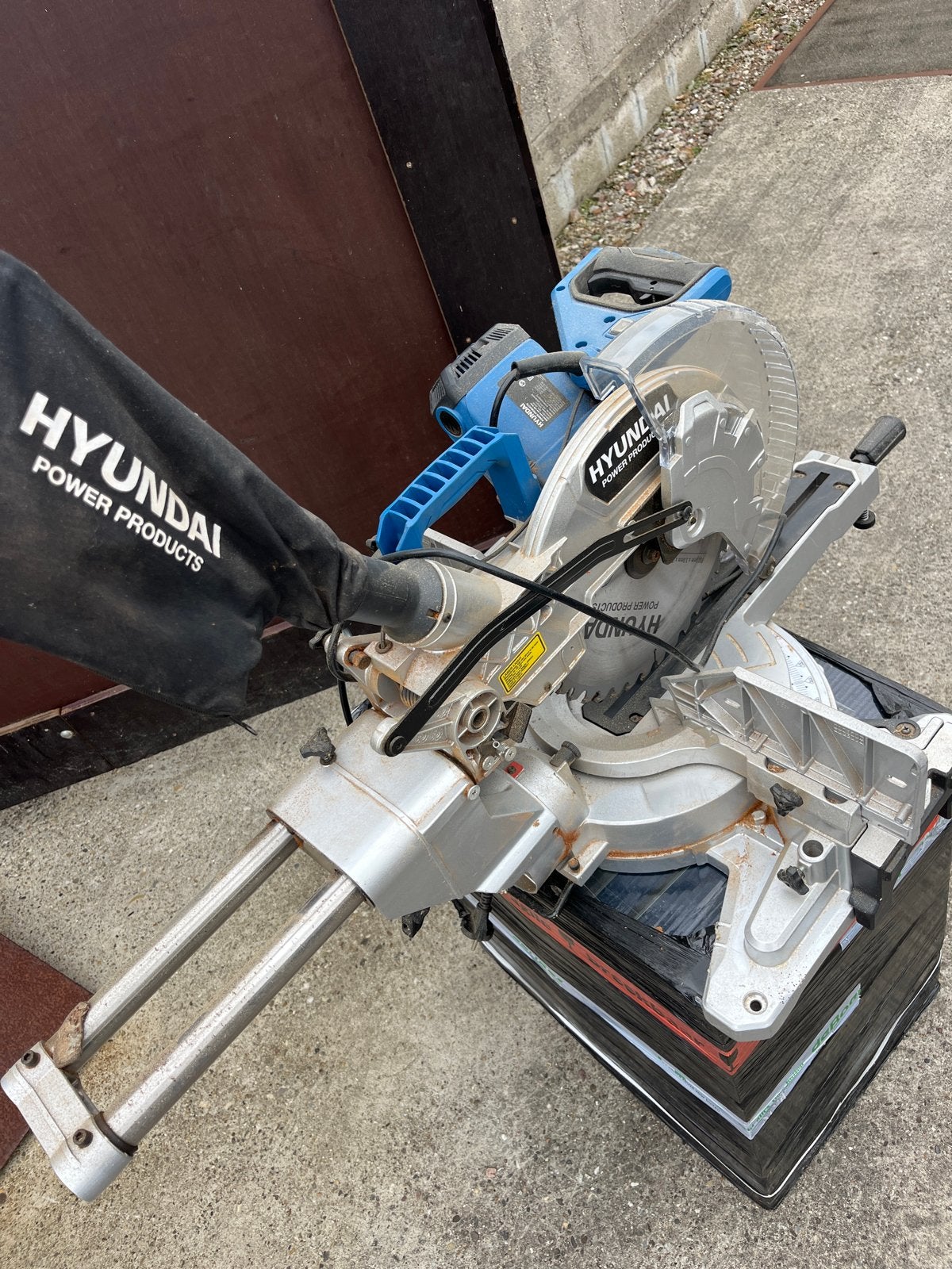Hyundai Afkortzaag - Krachtige Zaagmachine voor Diverse Klus, Doe-het-zelf en Verbouw, Gereedschap | Zaagmachines, Gebruikt, Afkortzaag