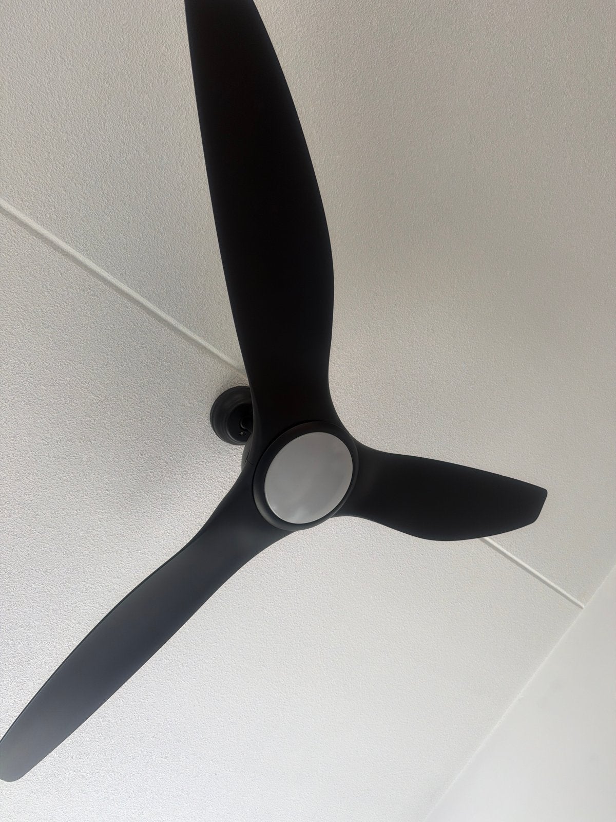Moderne plafondventilator met afstandsbediening, Ophalen, 100 tot 150 cm, Zo goed als nieuw, Minder dan 25 cm