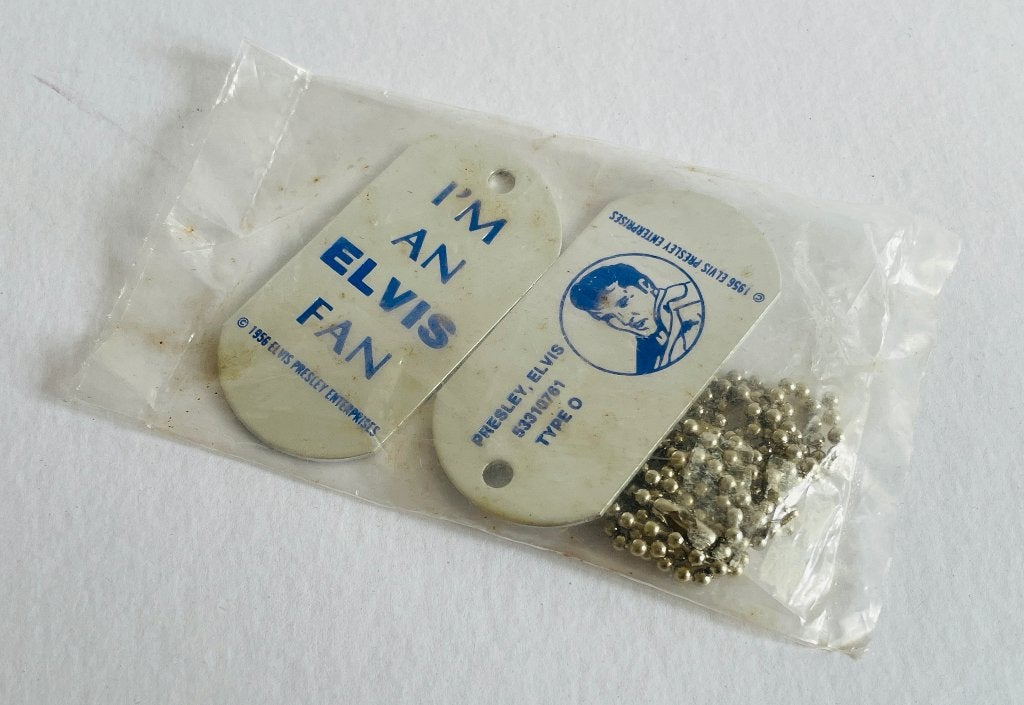 Elvis Presley - Originele 1956 EPE Dog Tags Necklace (USA), Verzenden, Zo goed als nieuw, Foto of Kaart