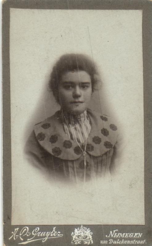CDV - A. Gruyter - Nijmegen - Fraaie Jurk, Gebruikt, Verzenden, Foto, Klederdracht