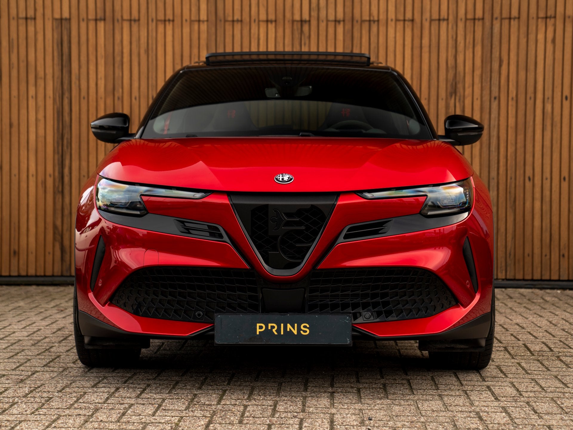 Alfa Romeo Junior Elettrica Veloce 54 kWh | Corsa stoelen |, Auto's, Dealer onderhouden, Zwart, 1535 kg, Alcantara