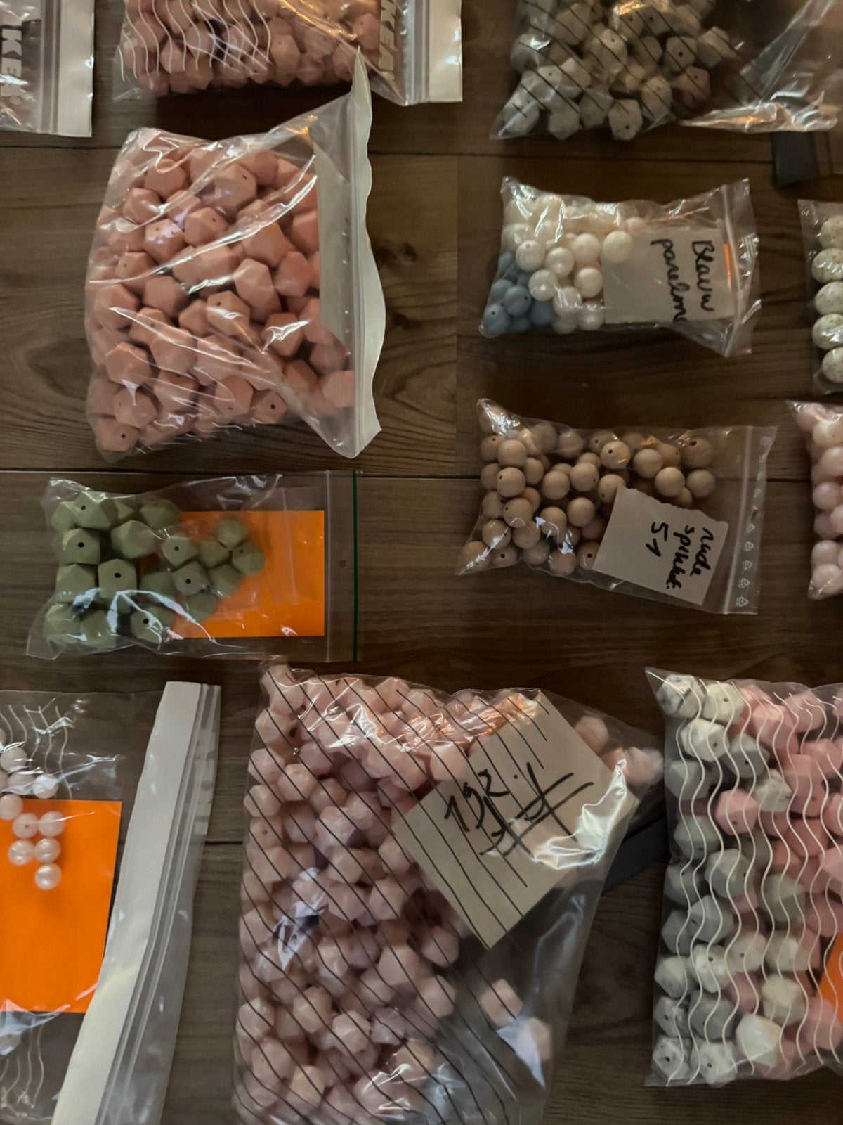 Foto 23 van Mega collectie van 6200+ siliconen kralen te koop