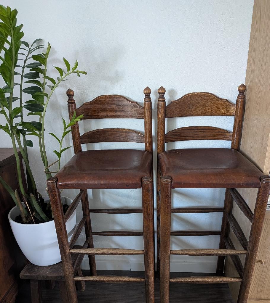 2 vintage eiken barkrukken - bruin lederen zitting, Ophalen, Gebruikt, Met voetsteun, 60 tot 90 cm