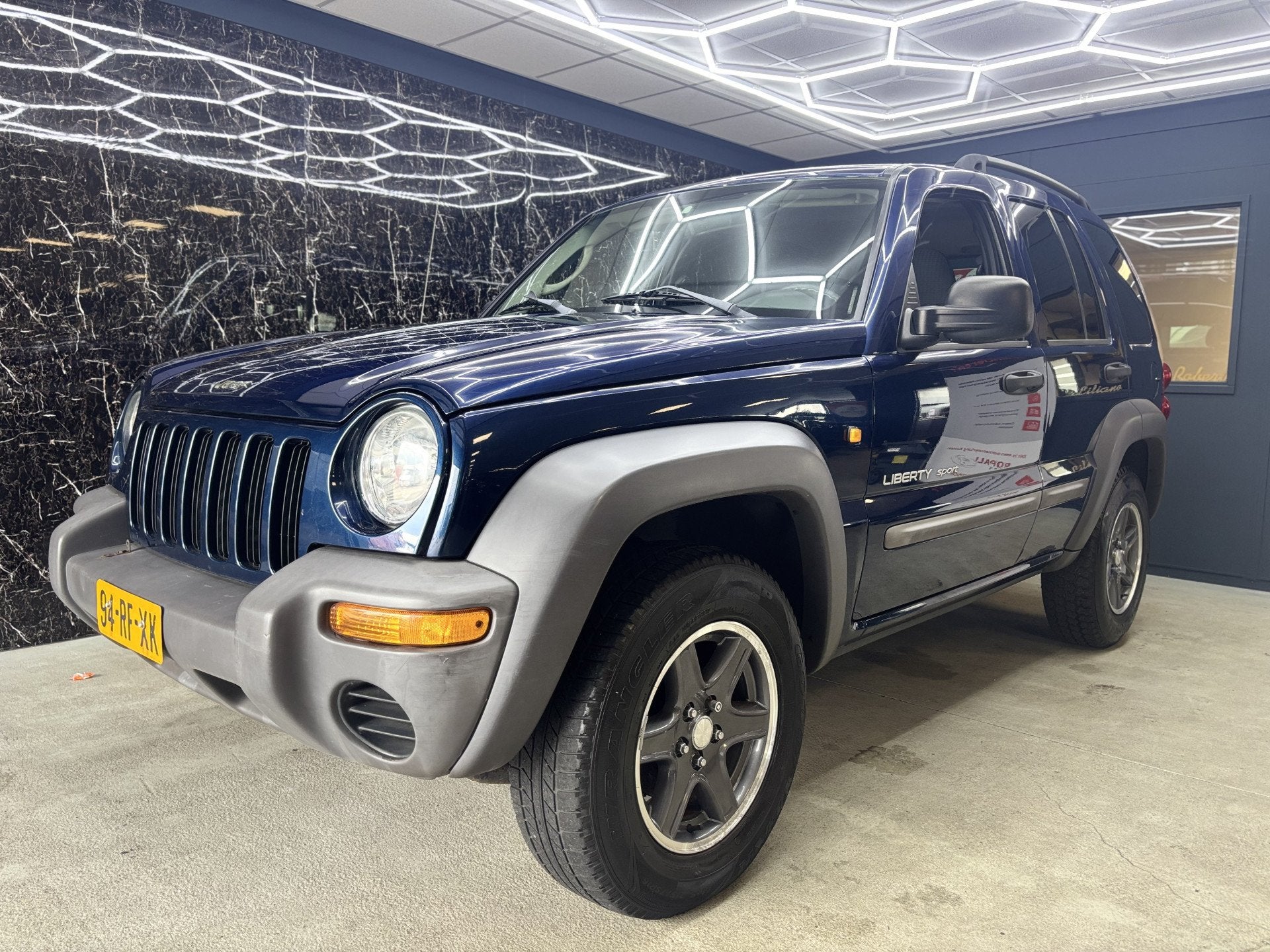 Jeep Cherokee 2.4i Sport (bj 2004), Stof, Gebruikt, Zwart, 4 cilinders