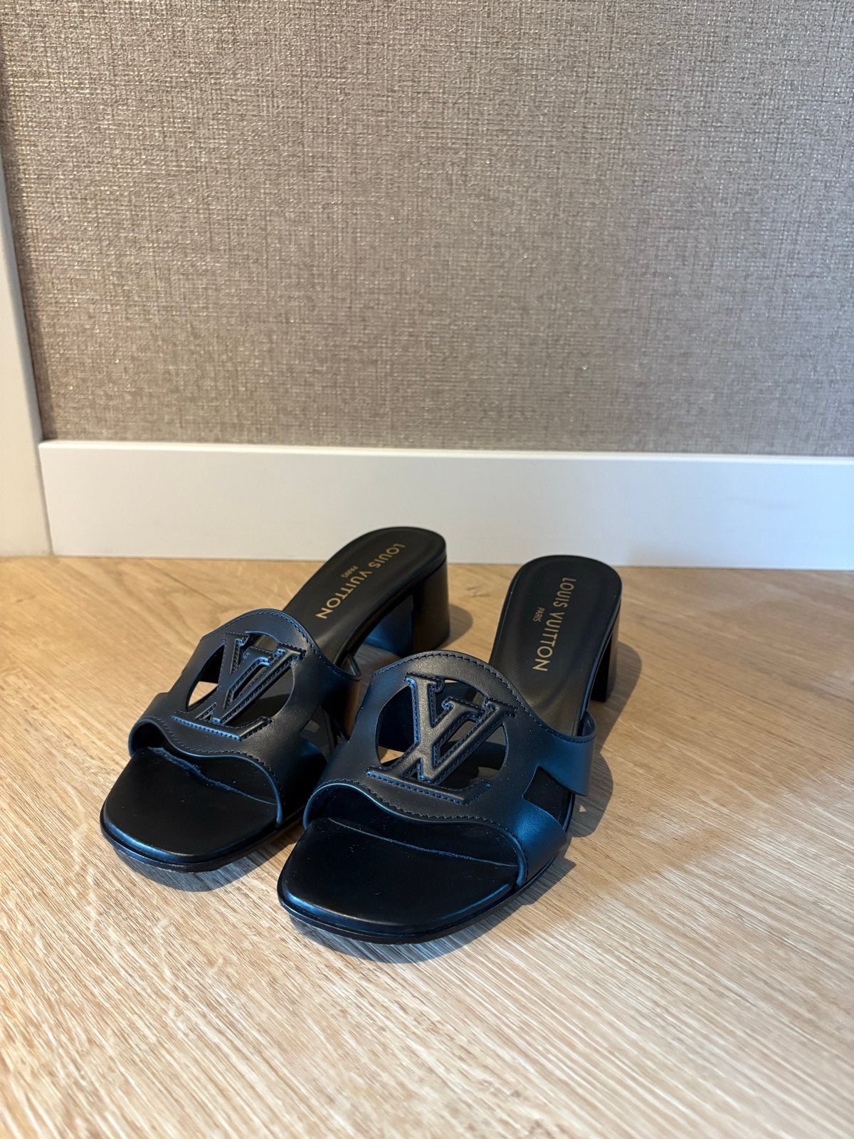 Louis Vuitton LV Isola Mule Zwart - Maat 38, Zwart, Nieuw, Sandalen of Muiltjes, Ophalen of Verzenden