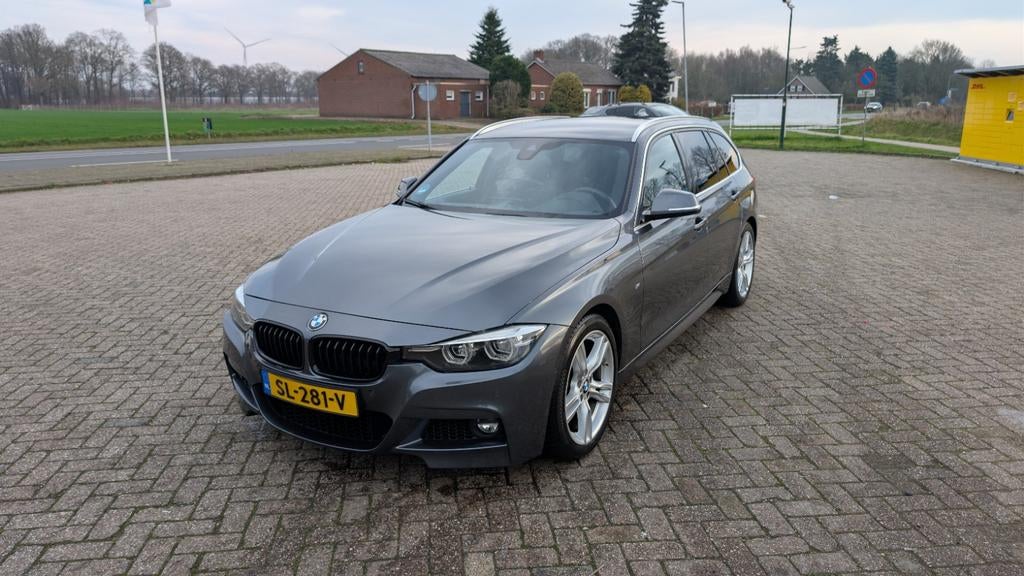 BMW 320i Touring, 1998 cc, Achterwielaandrijving, Zwart, 4 cilinders