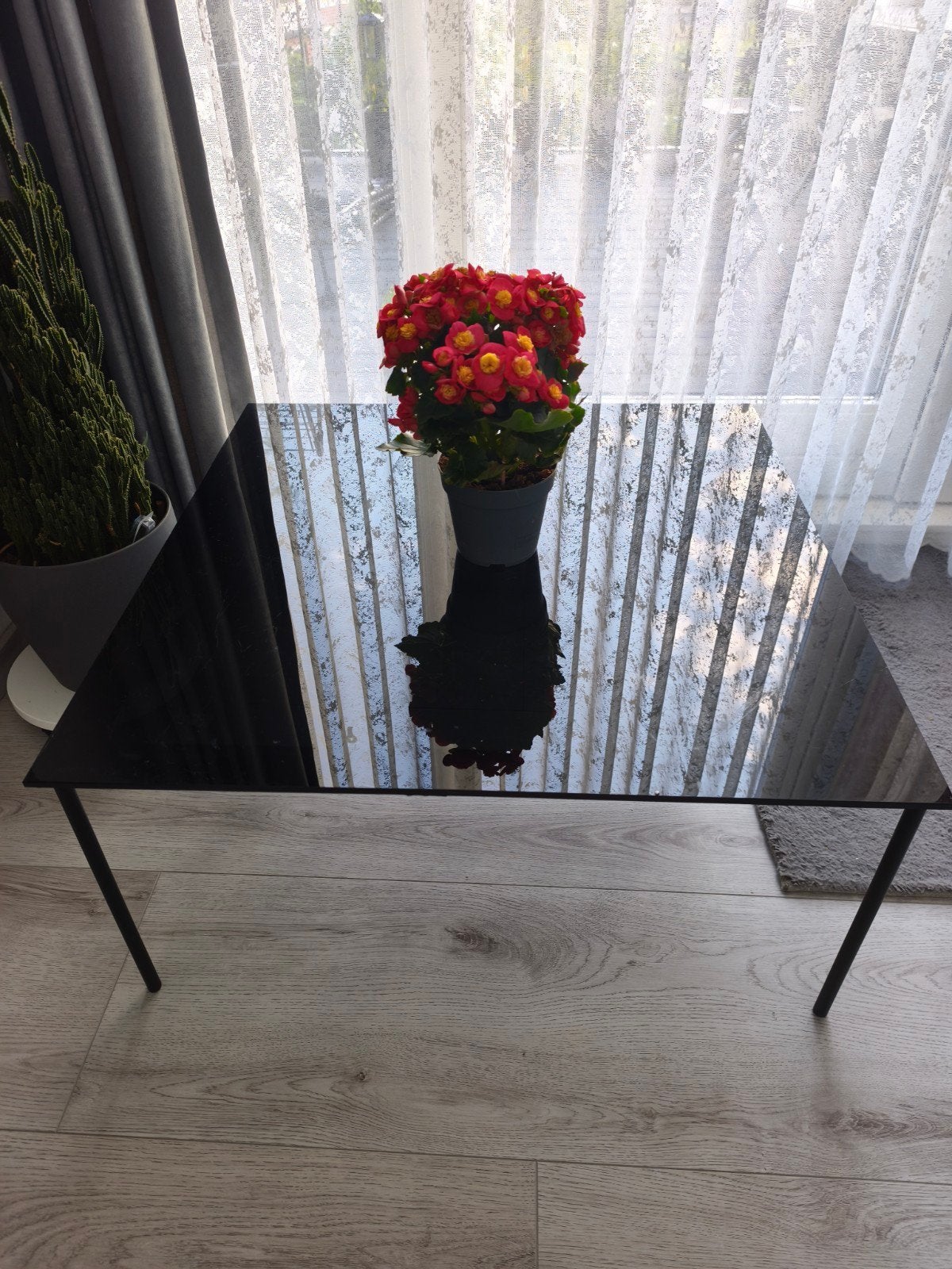 Moderne zwarte glazen salontafel, Ophalen, 50 tot 100 cm, Tot twee personen, 50 tot 100 cm
