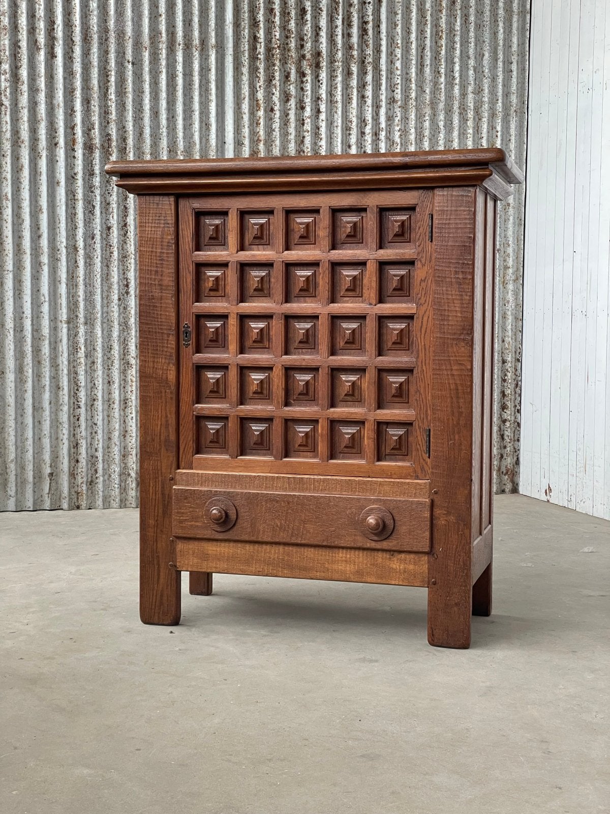Brutalistische eiken kast 1950 Uniek gesneden front vintage, Ophalen, R, A, R