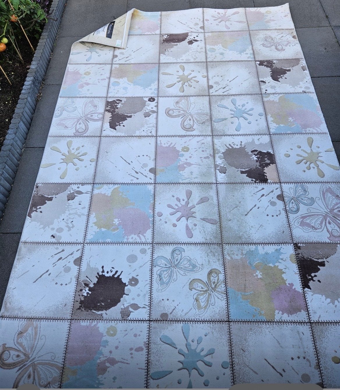Vloerkleed met vlinders en spetters - Zo goed als nieuw, 100 tot 150 cm, Beige, 200 cm of meer, Ophalen of Verzenden