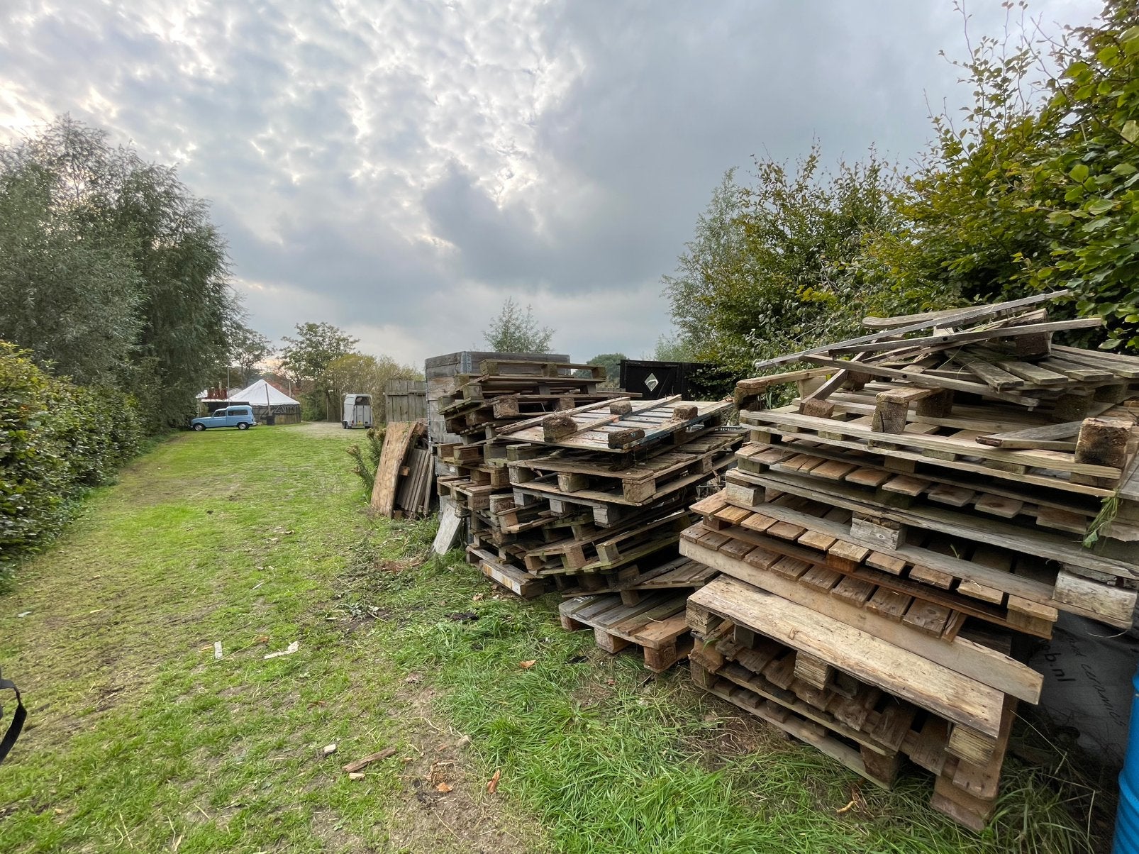 Gratis op te halen ongeveer 45 houten pallets., 3 tot 6 m³, Ophalen