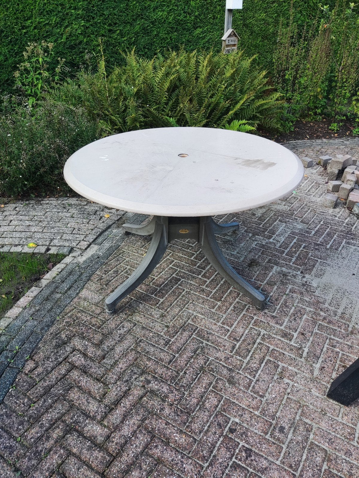 Gratis, Taupe kleurige ronde Hartman tuintafel, Ophalen, Gebruikt, Rond, Kunststof