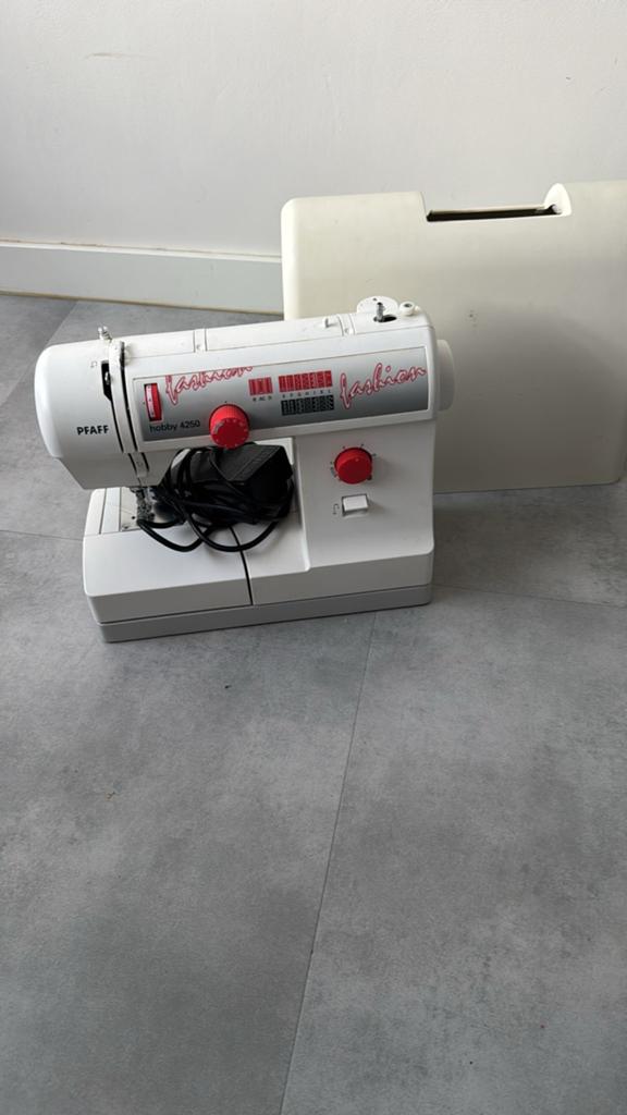 Pfaff Hobby 4250 Naaimachine - Goede Staat, Hobby en Vrije tijd, Naaimachines en Toebehoren, Ophalen of Verzenden, Gebruikt, Naaimachine