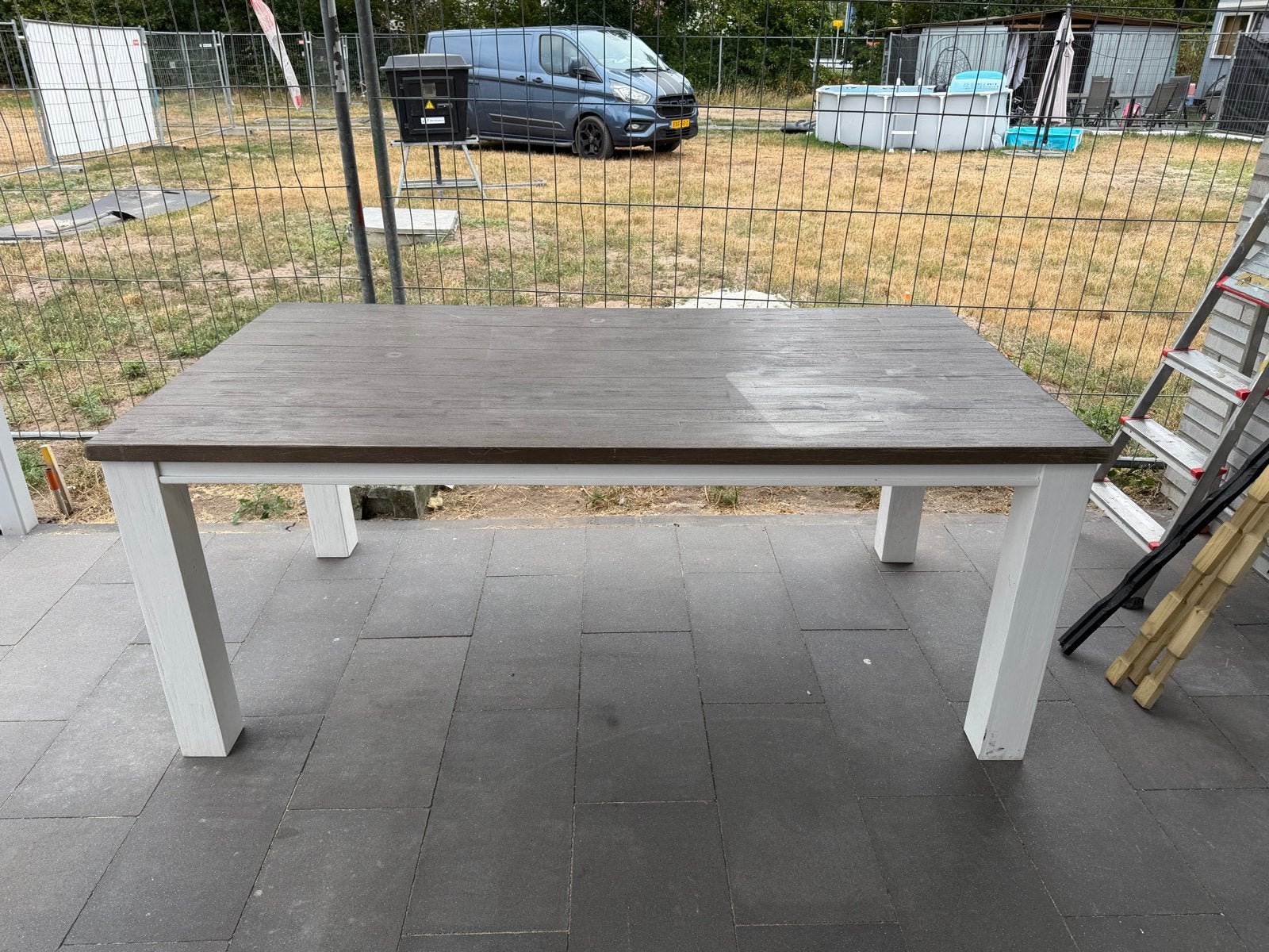 Robuuste tafel met houten blad en witte poten, Gebruikt, Vijf personen of meer, 150 tot 200 cm, Rechthoekig