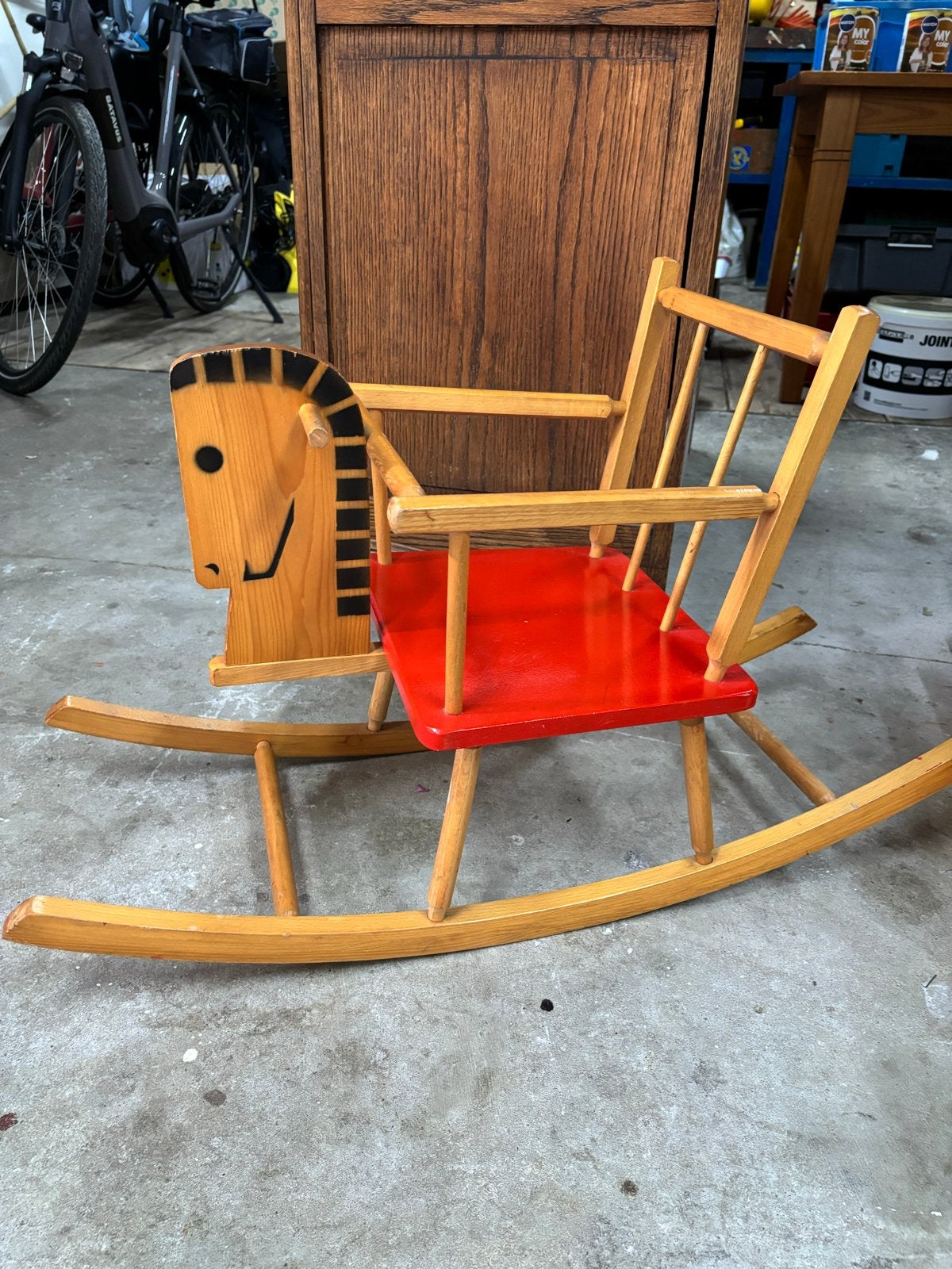 Houten hobbelpaard met rood zitje, Ophalen, Gebruikt, Rij- of Hobbelspeelgoed