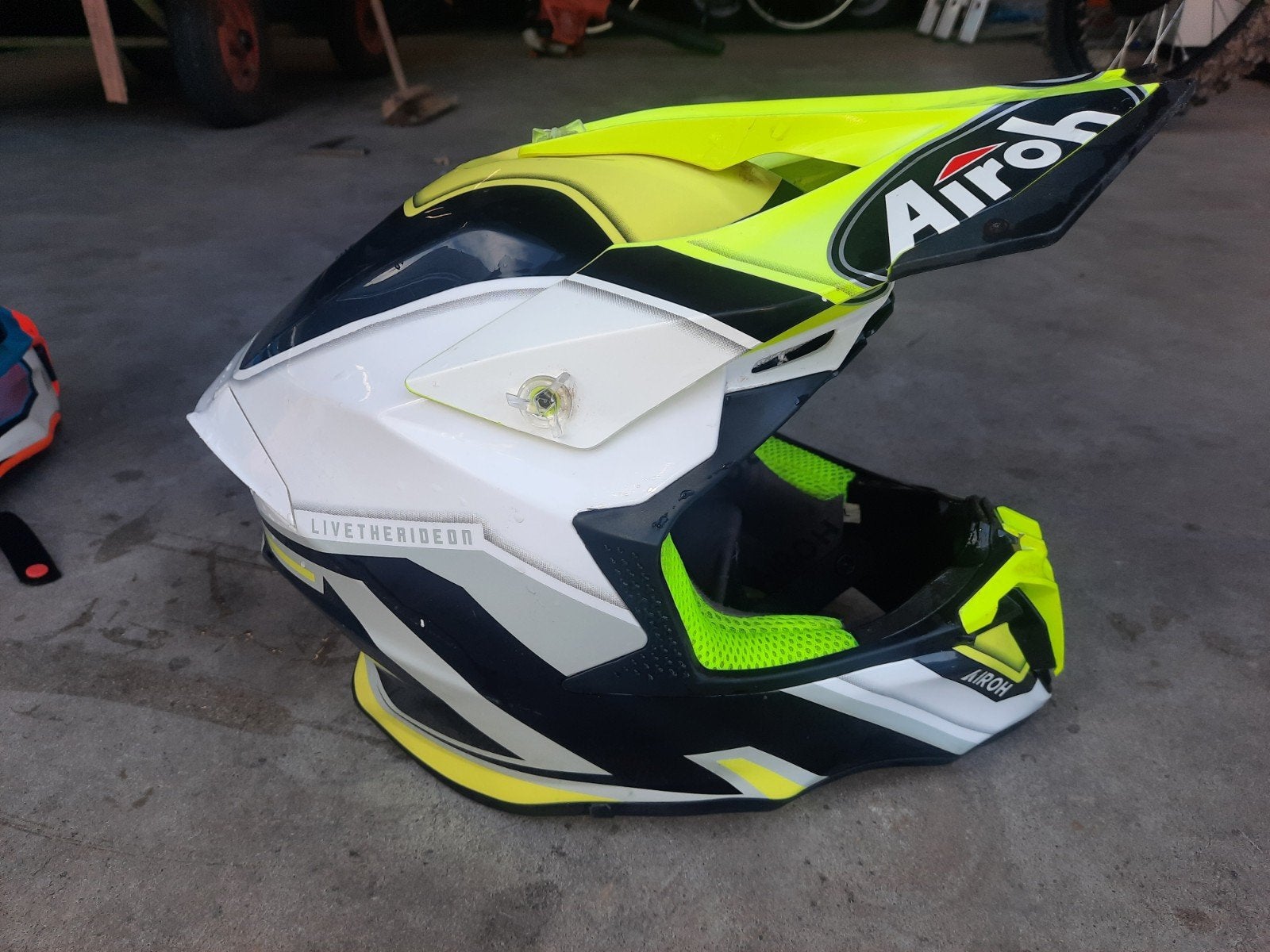Airoh crosshelm maat L, Motoren, Overige merken, Offroadhelm, Dames, Ophalen of Verzenden