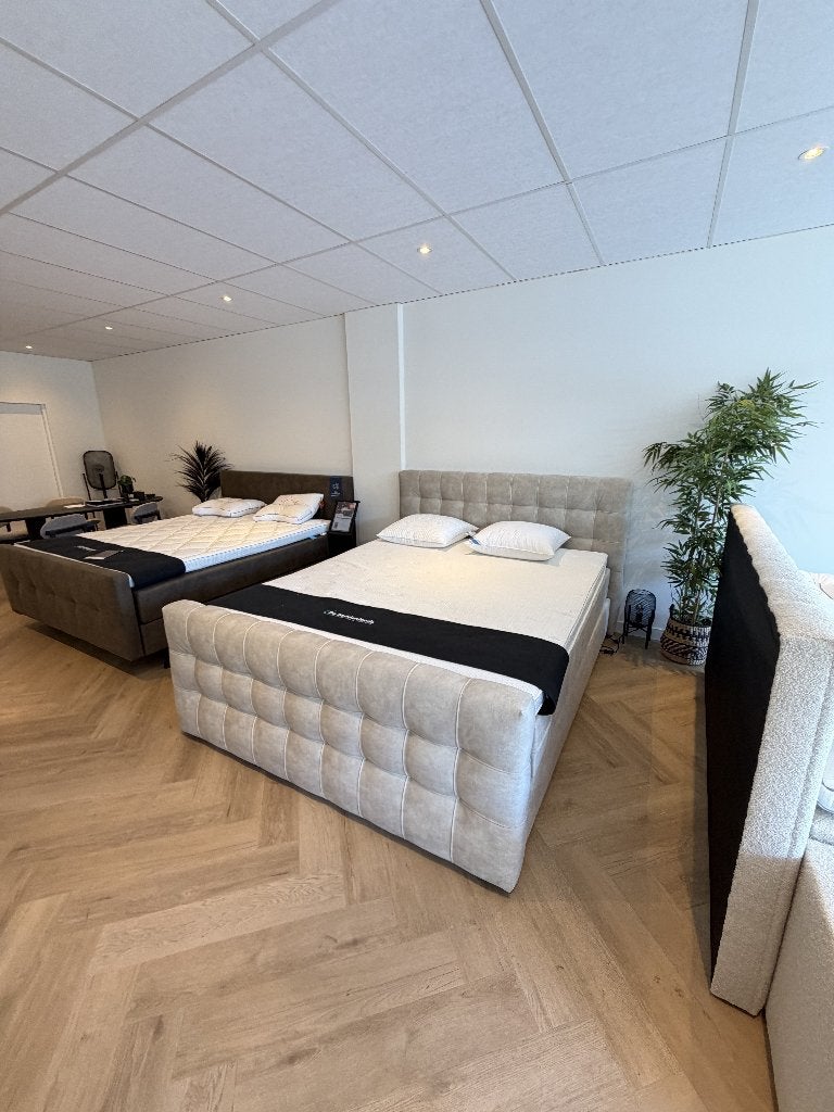 Boxspring showroommodel met voetenbord 180x210 zandkleur, Huis en Inrichting, Slaapkamer | Boxsprings, Nieuw, 180 cm, 210 cm, Tweepersoons