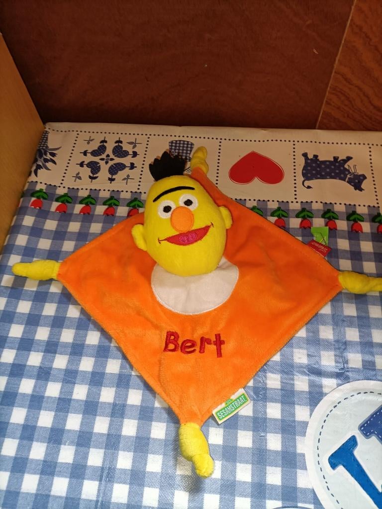 Bert knuffeldoekje Tiamo Sesamstraat, Ophalen of Verzenden, Zo goed als nieuw, Overige typen