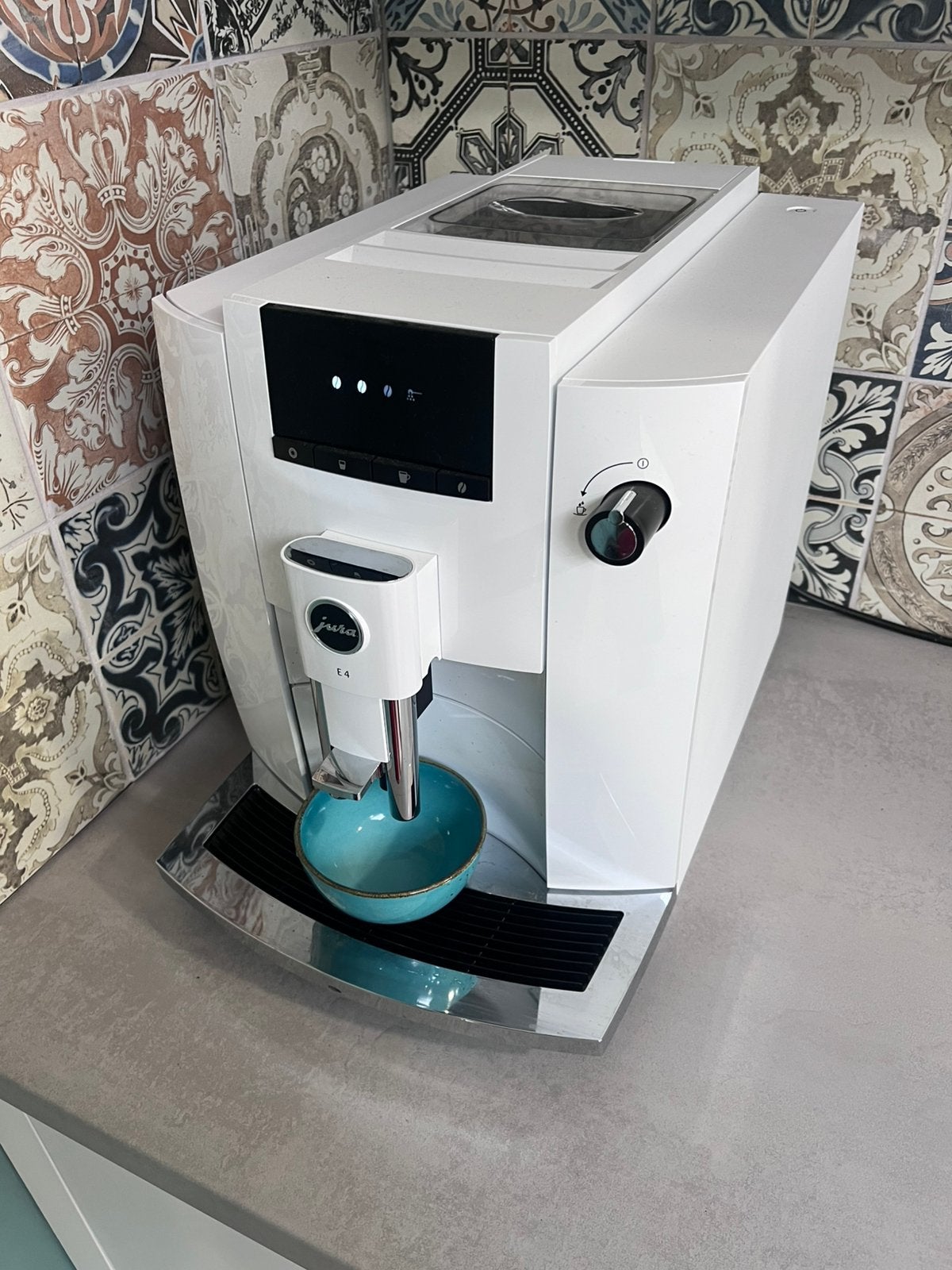 JURA E4 Koffiezetapparaat WIT, 10 kopjes of meer, Ophalen, Zo goed als nieuw, Koffiemachine