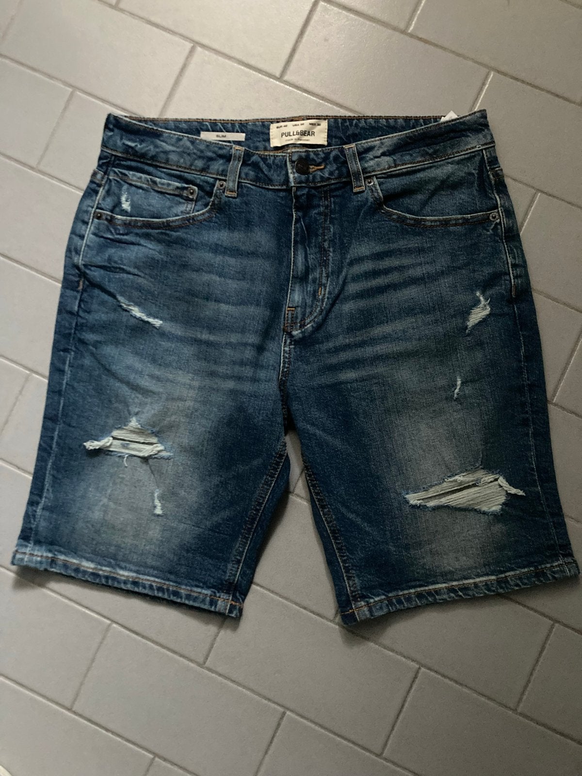 Nieuwe Pull & Bear denim shorts met scheuren, Verzenden, Zo goed als nieuw, Maat 48/50 (M), Blauw