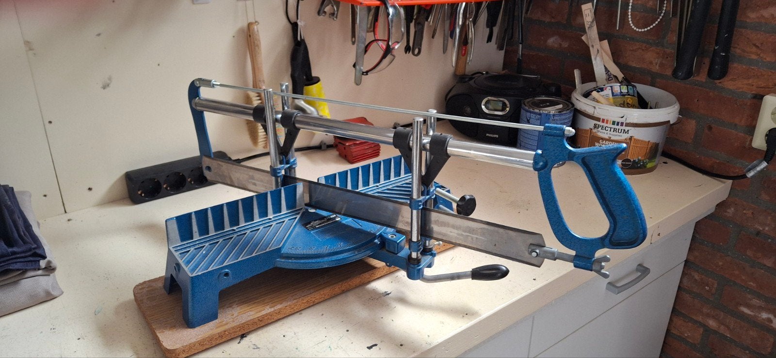 Afkortzaag zaag geschikt voor het afkorten van plinten, Ophalen, 1200 watt of meer, Afkortzaag, 30 tot 70 mm