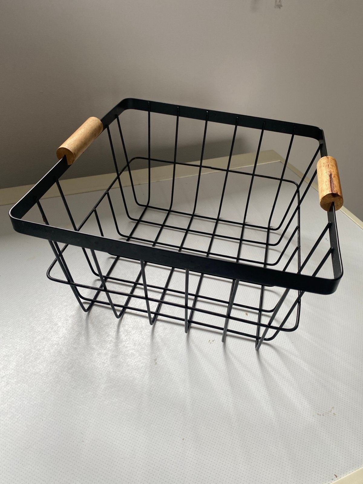 Zwart metalen mand met houten handvatten, Huis en Inrichting, Woonaccessoires | Schalen en Manden, Ophalen, Met handvatten, Mand