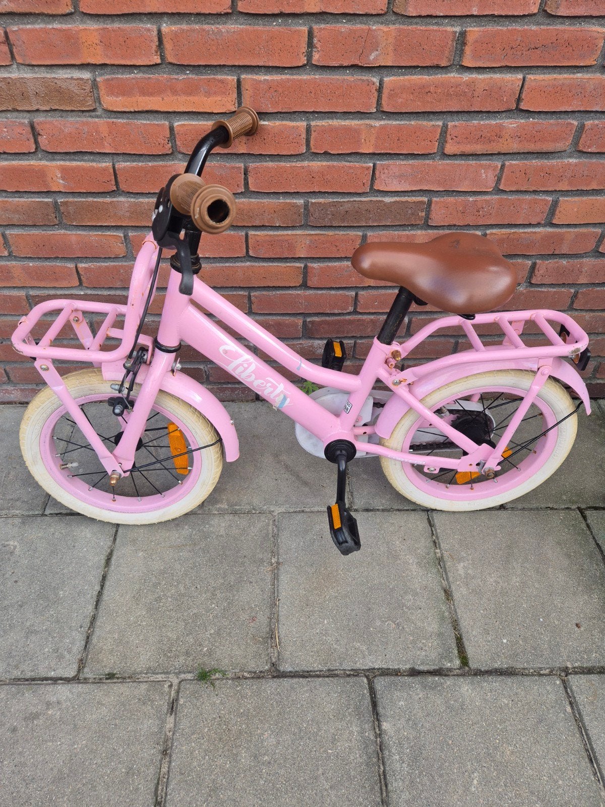 Roze meisjesfiets 12 inch met mandje en bagagedrager, Fietsen en Brommers, Ophalen