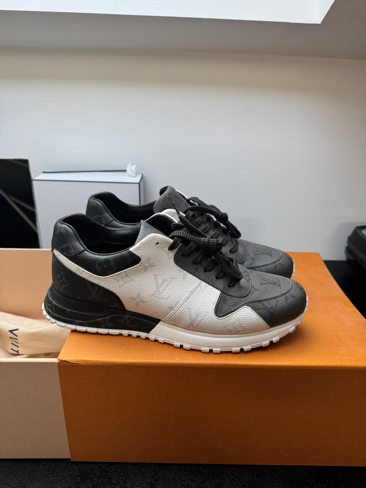Louis Vuitton Runaway White Ice Dark Grey Monogram Maat 42, Wit, Ophalen of Verzenden, Sneakers of Gympen, Zo goed als nieuw