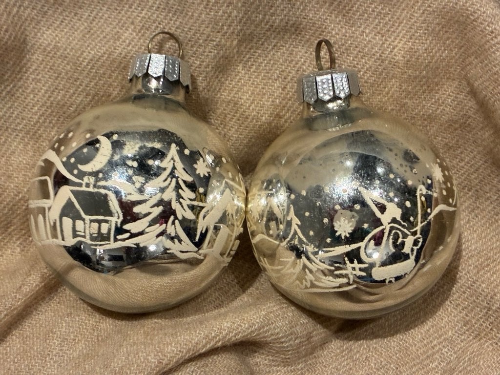 Set 2 vintage glazen kerstballen handgeschilderd winterdorp, Ophalen of Verzenden, Gebruikt
