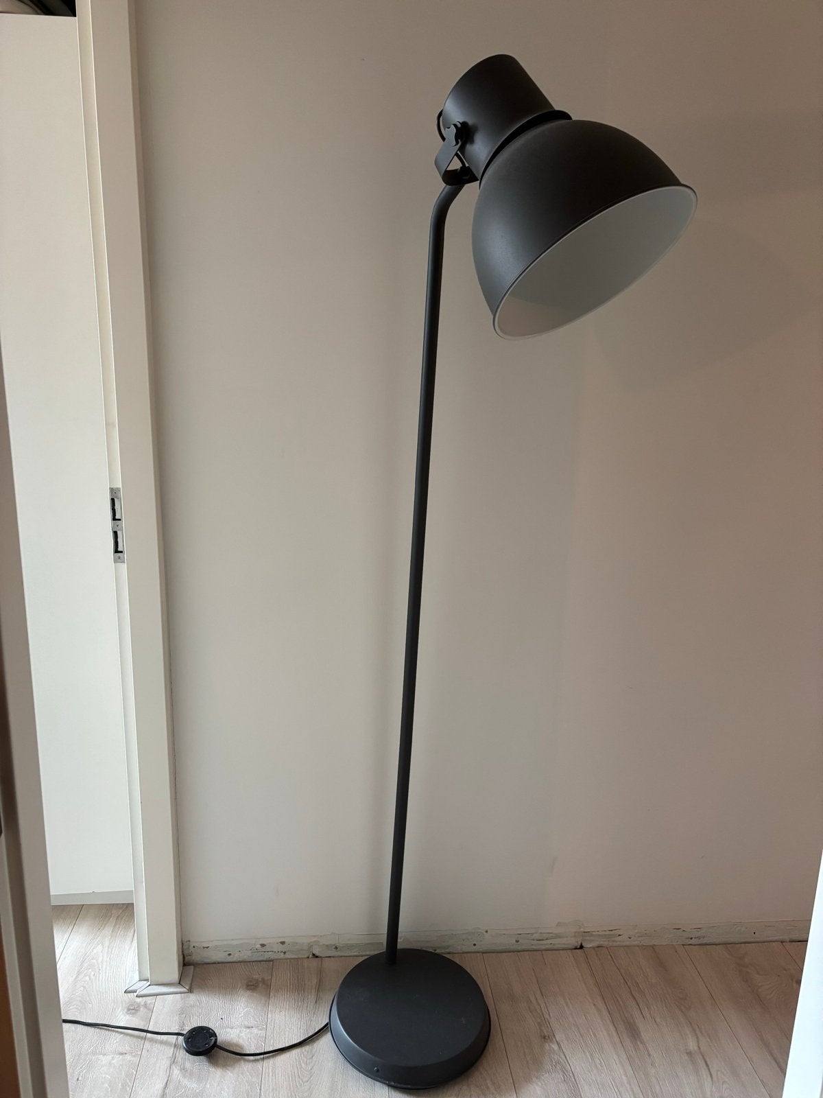 Zwarte staande lamp, Huis en Inrichting, Lampen | Vloerlampen, Ophalen, Gebruikt, Metaal, 150 tot 200 cm