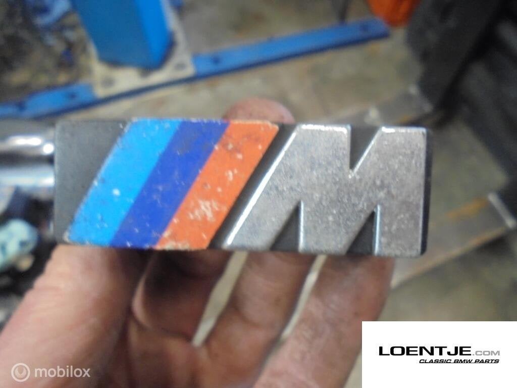 M logo voor in de grill bmw e21 e30 e28 e23 e24 etc, Auto-onderdelen, Gebruikt, Ophalen of Verzenden, BMW, BMW