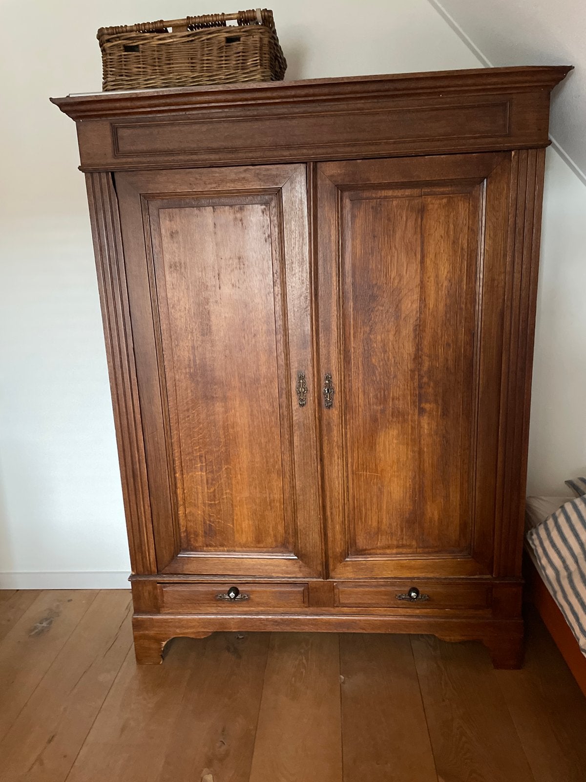 Antieke houten kledingkast met lades, Ophalen