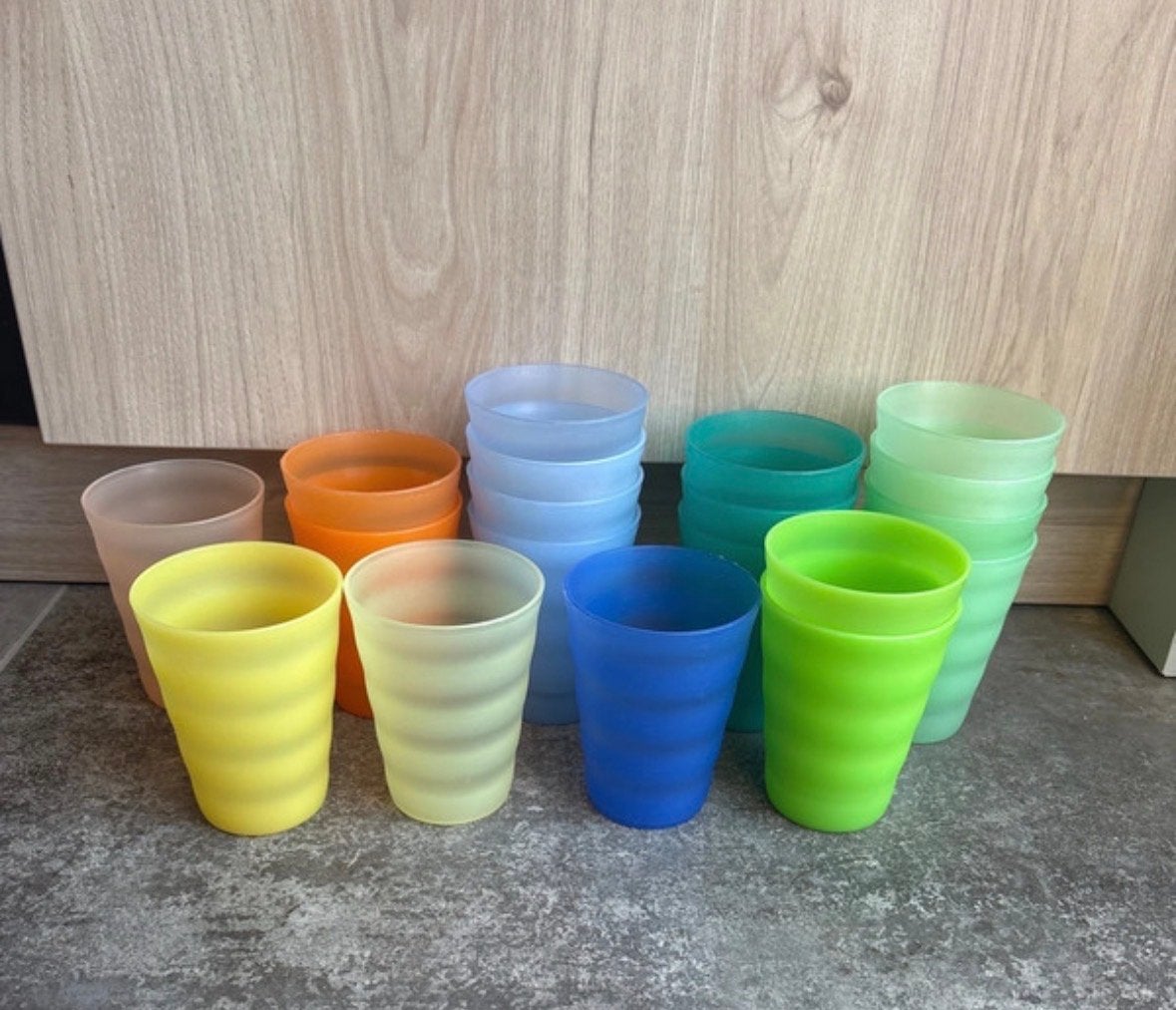 Set van 19 gekleurde plastic bekers - Ideaal voor feestjes, Kunststof, Ophalen of Verzenden, Meerkleurig, Overige merken
