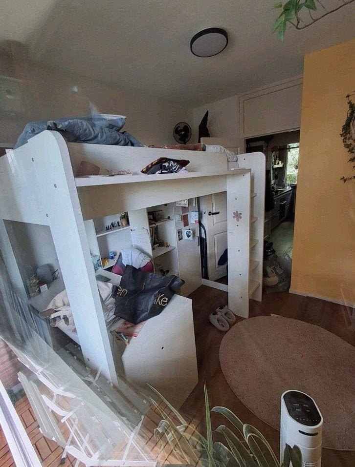 Foto 3 van praktische hoogslaper (met kast en bureau)