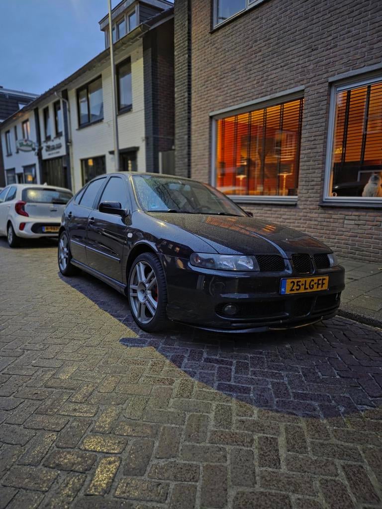 Seat Leon 1.8 20VT 132KW 2003 Zwart milltek, Auto's, Seat, Zwart, 4 cilinders, 1264 kg, Leon