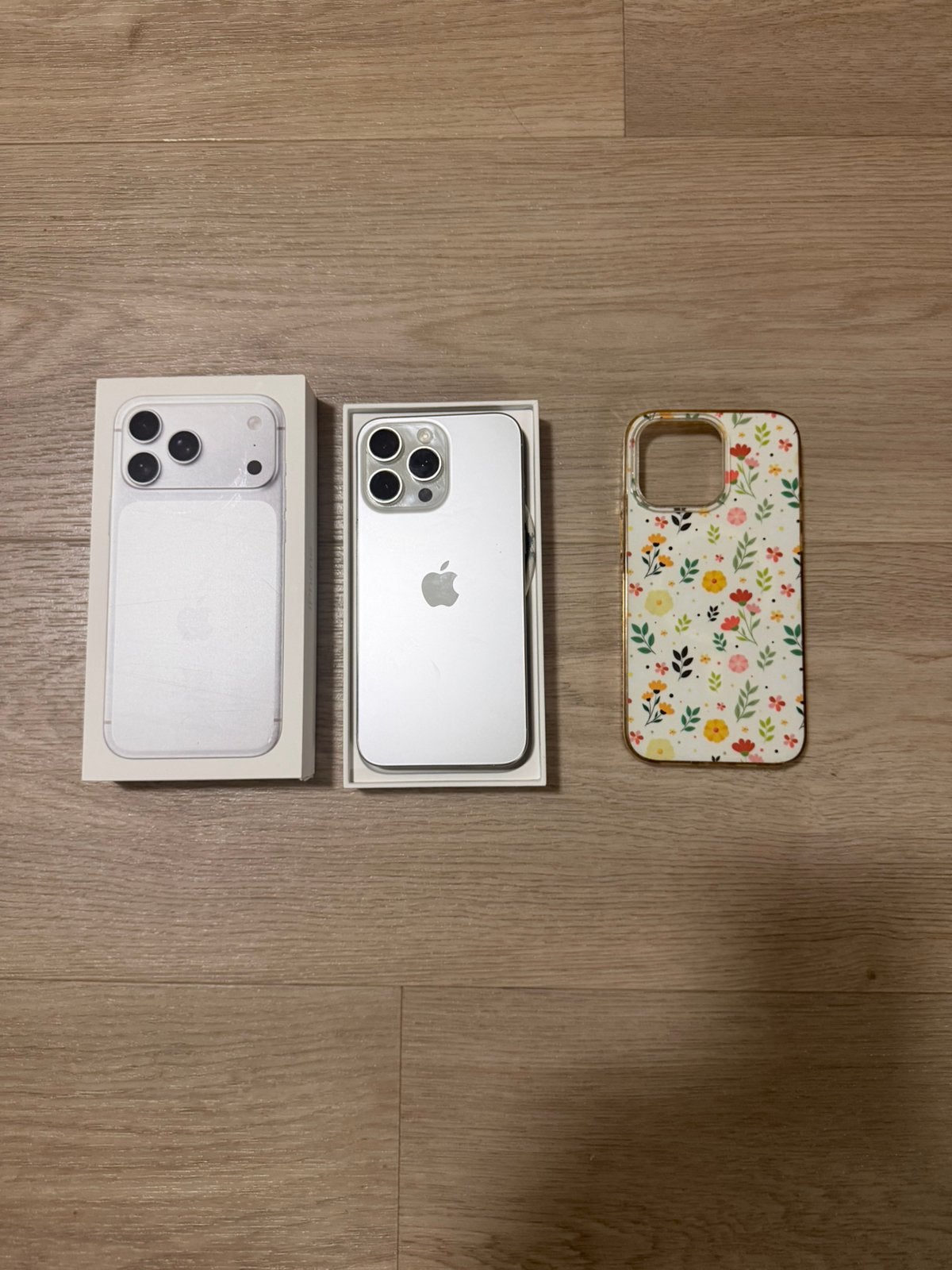 Iphone 15 pro max 256gb zilver incl. Hoesje en kabel, 89 %, IPhone 15 Pro Max, Zo goed als nieuw, Zonder simlock