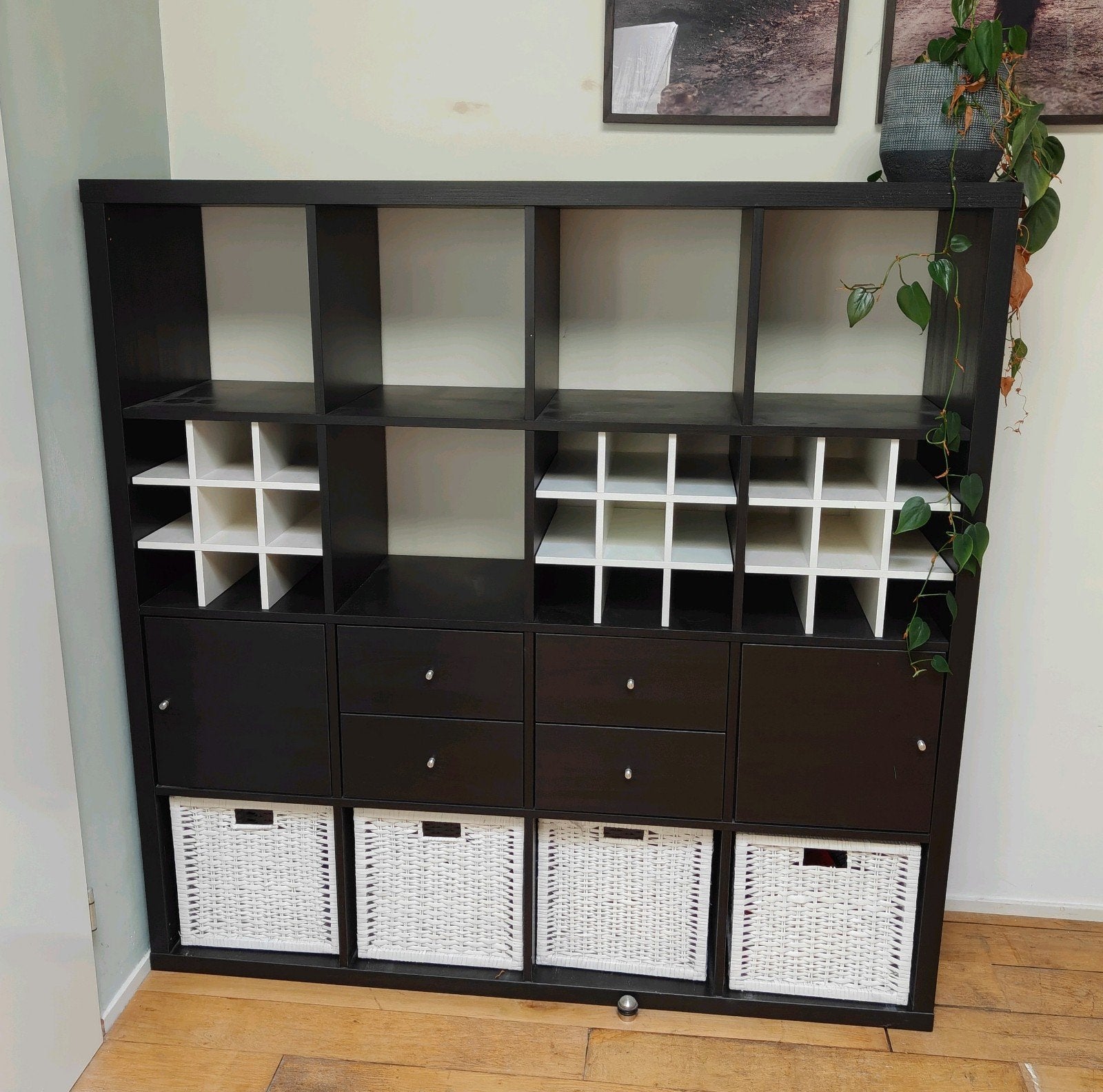 Wandkast Ikea kallax 4 x 4 zwart bruin, Huis en Inrichting, Kasten | Wandmeubels, Ophalen, Met deur(en), 100 tot 150 cm, Minder dan 150 cm