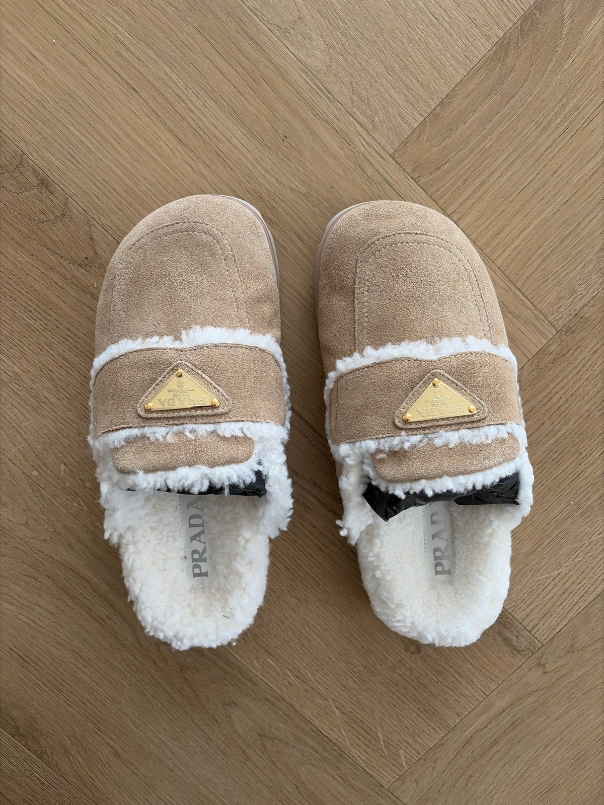 Prada Muiltjes met Bont - Zo Goed als Nieuw, Ophalen of Verzenden, Zo goed als nieuw, Beige, Sandalen of Muiltjes