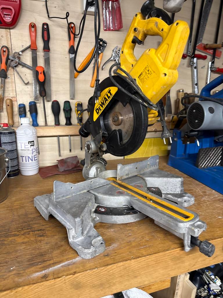 DeWalt Afkortzaag DWS774 Gebruikt, Doe-het-zelf en Verbouw, Gereedschap | Zaagmachines, F, Gebruikt, A, 70 mm of meer
