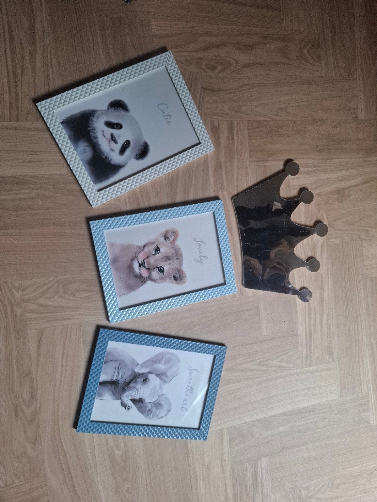 3 euro voor 3 leuke schilderijtjes met kroon spiegeltje, Ophalen