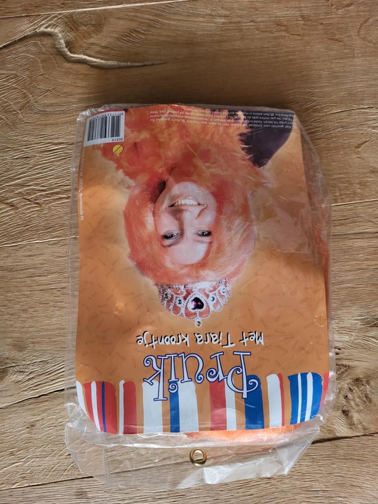 Oranje pruik met tiara/kroontje - Nieuw in verpakking, Ophalen of Verzenden, Nieuw, Accessoires